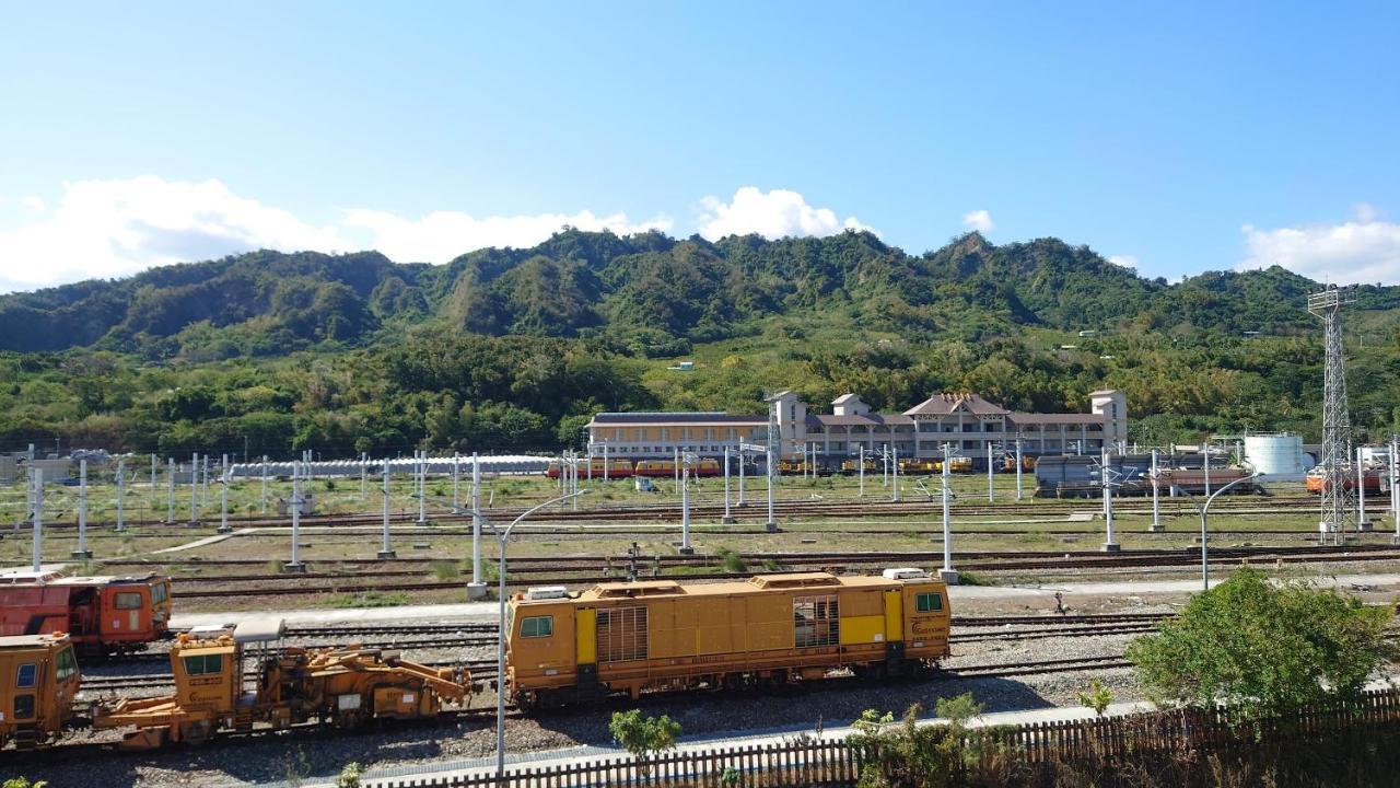 The Railroad Runs Taitung Exterior foto