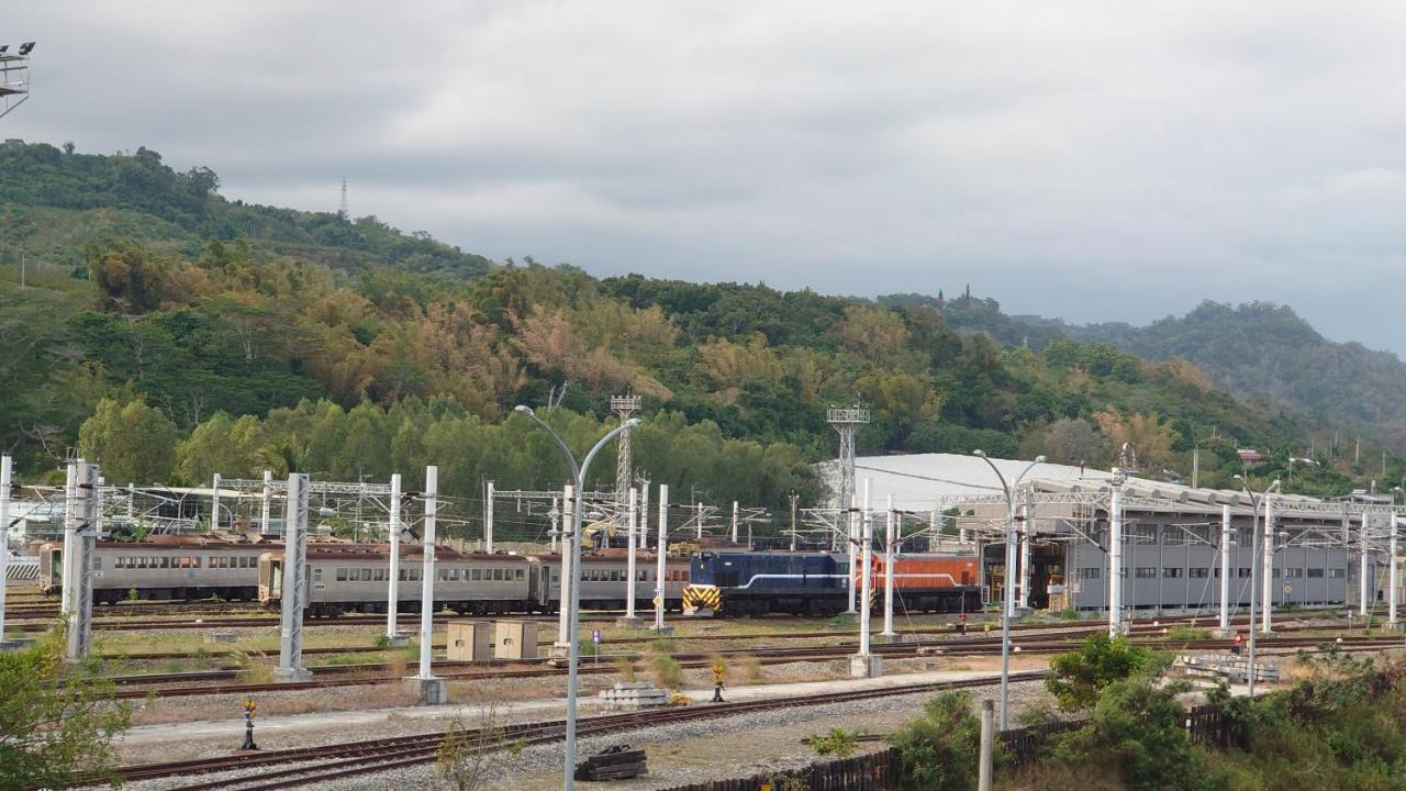 The Railroad Runs Taitung Exterior foto