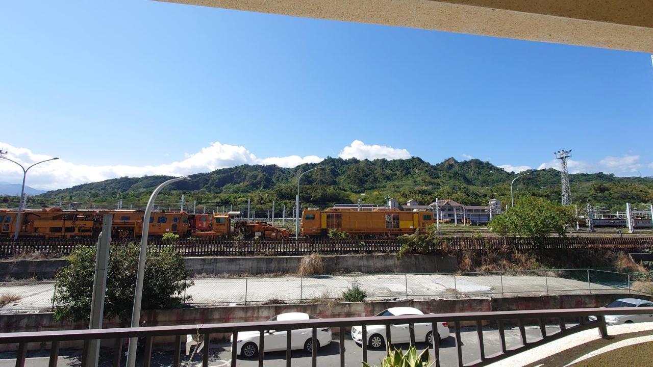 The Railroad Runs Taitung Exterior foto