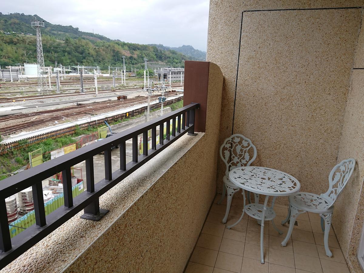 The Railroad Runs Taitung Exterior foto